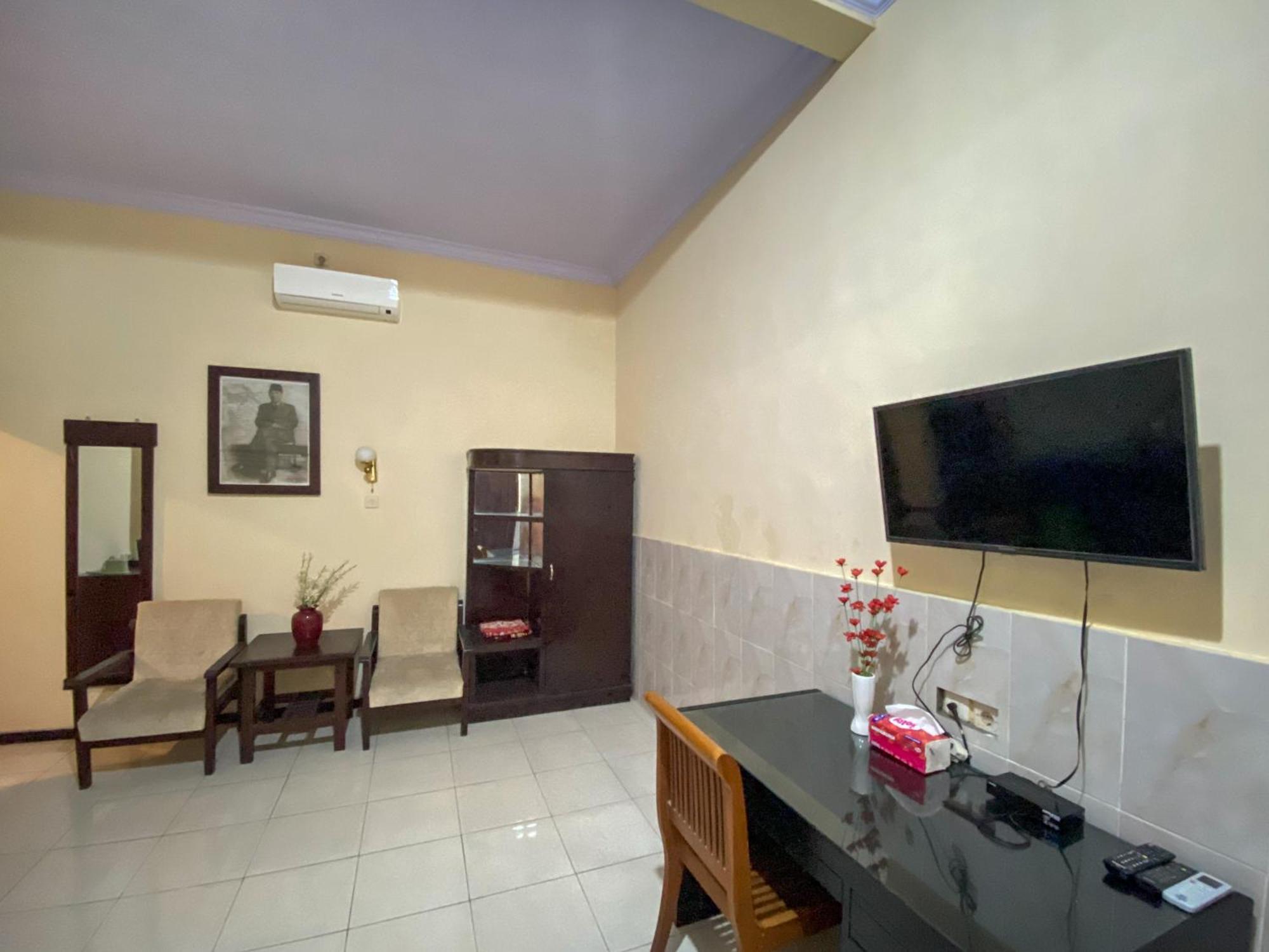 Surya Guest House Urbanview Probolinggo Exterior photo