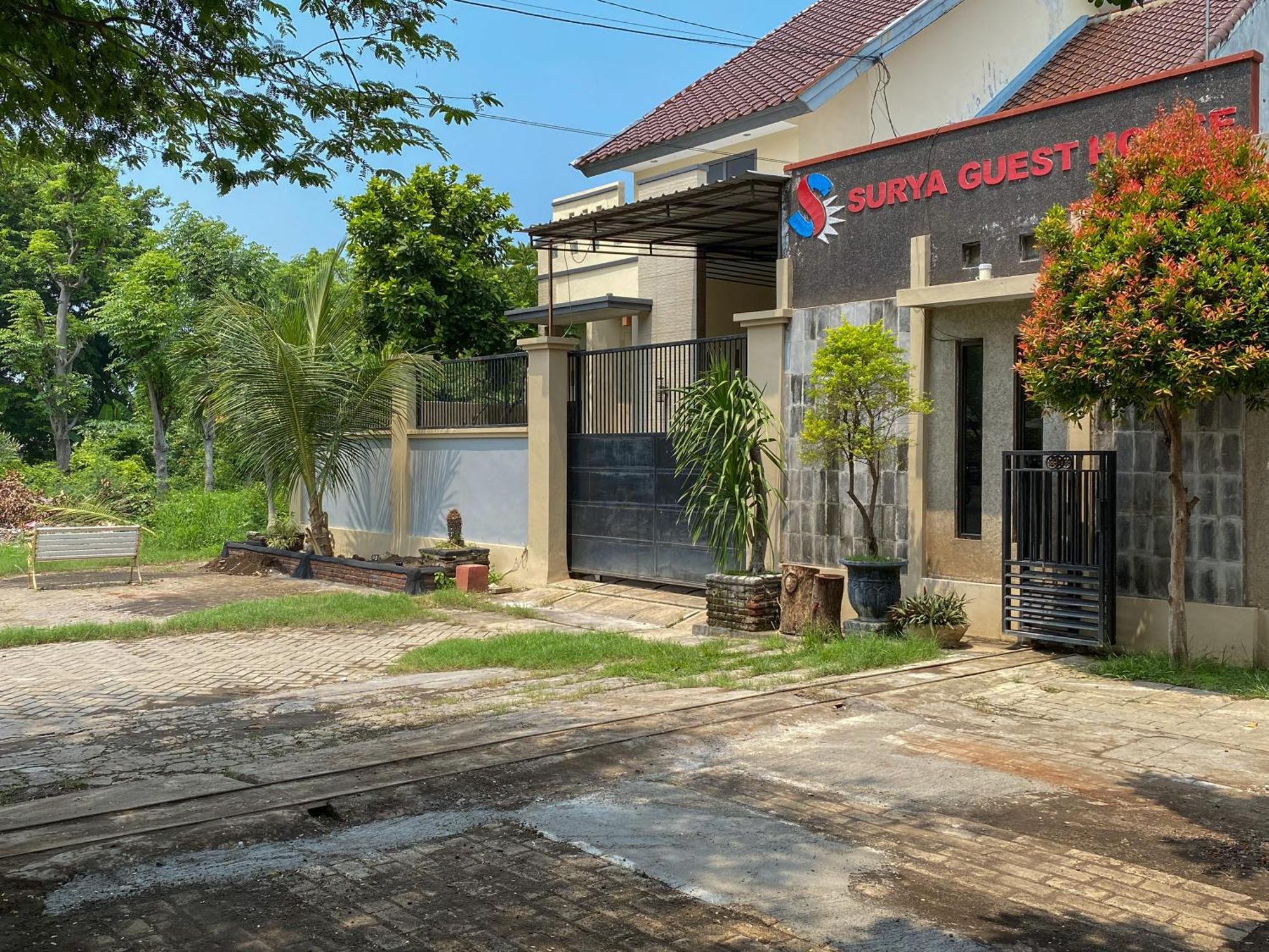 Surya Guest House Urbanview Probolinggo Exterior photo